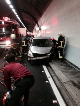 
雪隧車輛追撞 女駕駛無呼吸命危