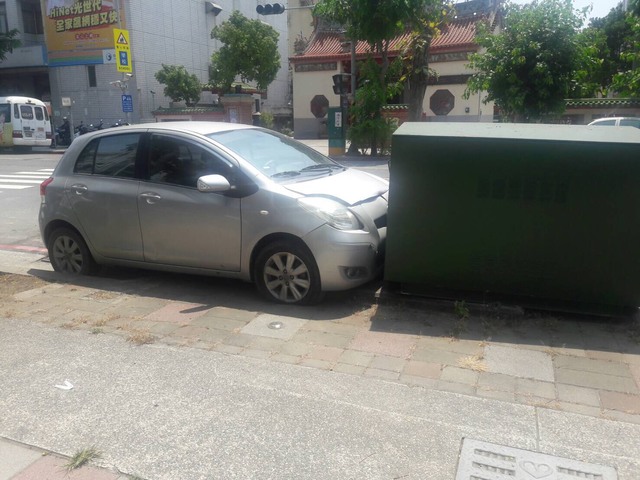 人妻發現老公有小三 開車撞變電箱意圖輕生